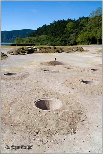 05_furnas.jpg - Holes for cooking Cozida, Rupe za kuvanje Cozida tradicionalnog jela , Mesto - Location:  Furnas, Sao Miguel, Azores